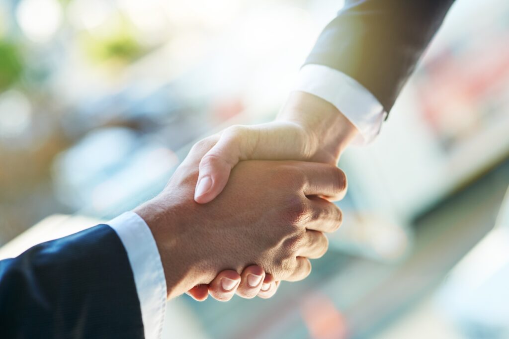 two people shaking hands to resemble link building