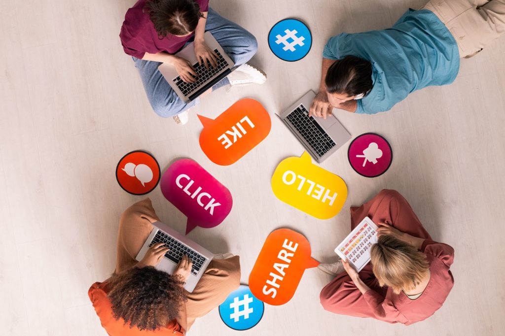 Prieteni dezbatand metode de promovare pe social media