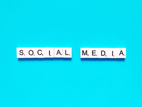 Concept de Social Media. Facebook vs TikTok