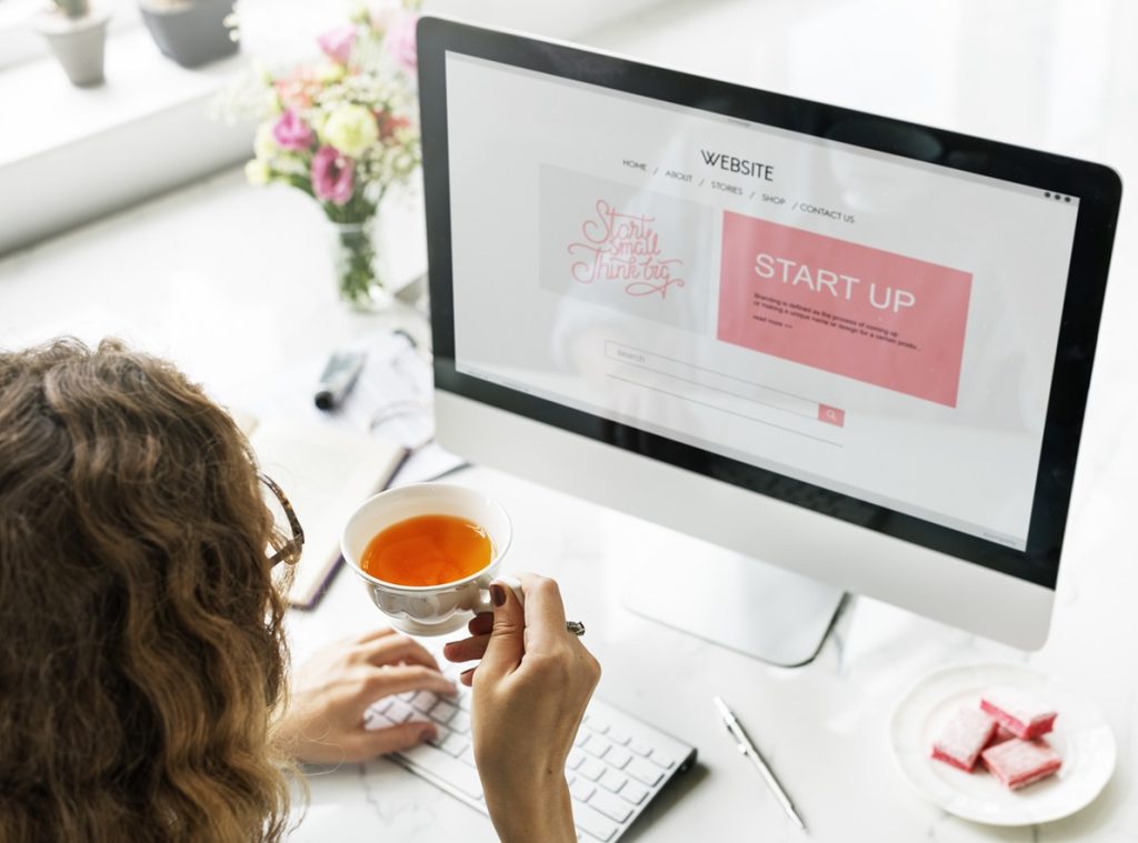 Femeie oferind servicii de web design pentru afaceri mici