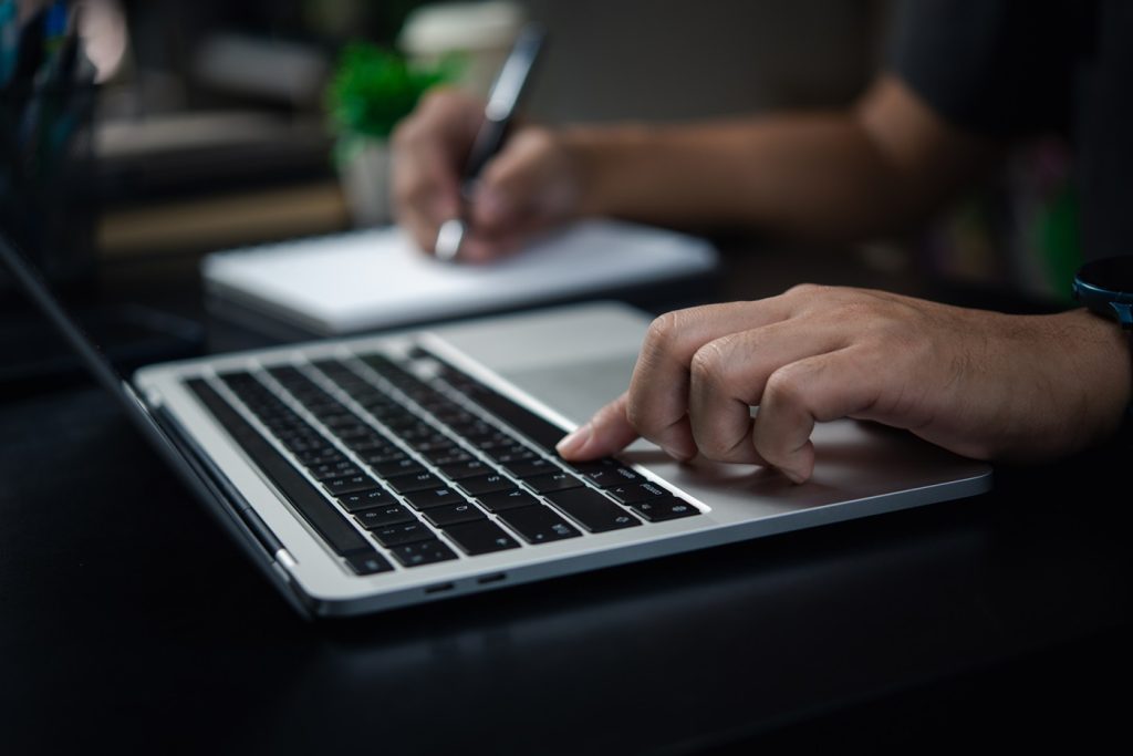 Crearea unui continut de calitate pe laptop
