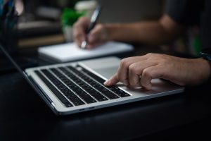 Crearea unui continut de calitate pe laptop