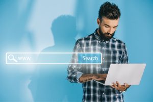 Persoana dand click pe search bar