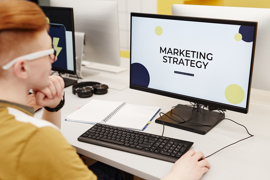 Baiat pregatind o campanie de marketing