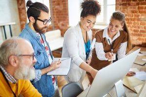 Grup de oameni facand content marketing