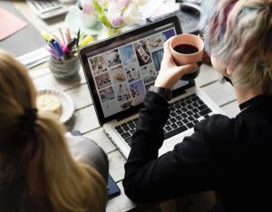Persoana postand pe blog