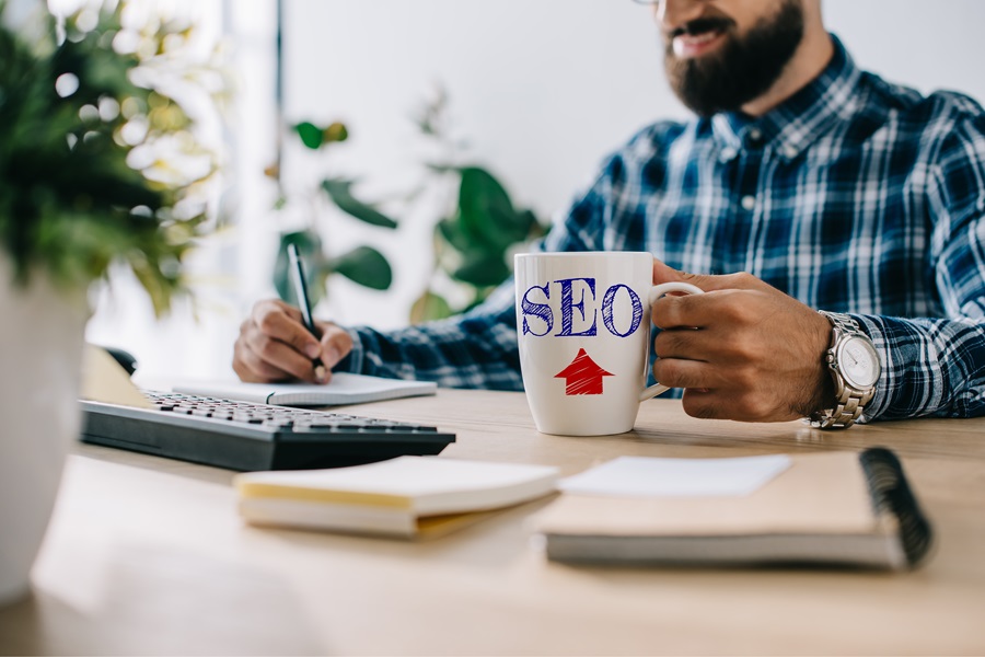 Barbat lucrand la laptop pentru a face optimizare SEO