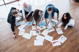 grup de oameni analizand tendinte in marketing