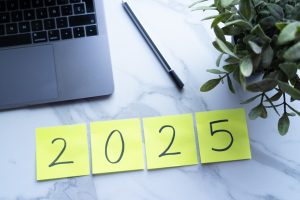 Concept de SEO in 2025 cu laptop si postiuri